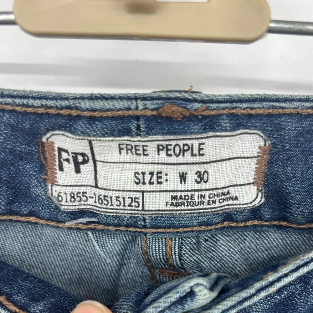 NWOT Free People Mid-Rise Button Hem Flare Medium Blue Jeans 30 - Picture 4 of 4